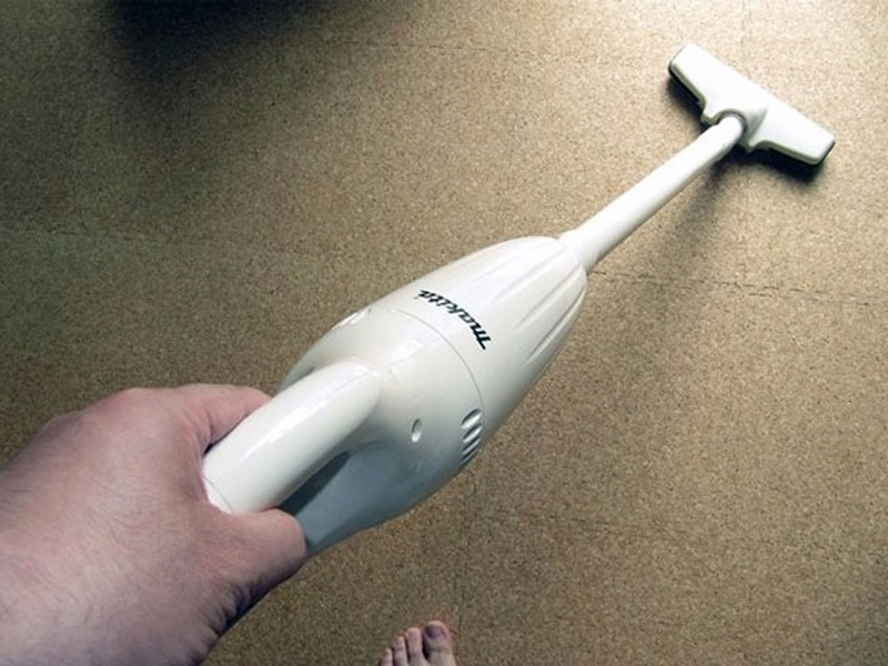 Máy hút bụi dùng pin Makita CL107FDZW 12V (Không pin và sạc)