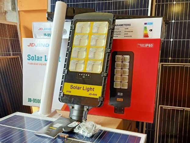 Đèn năng lượng mặt trời Jindian JD-699 200W