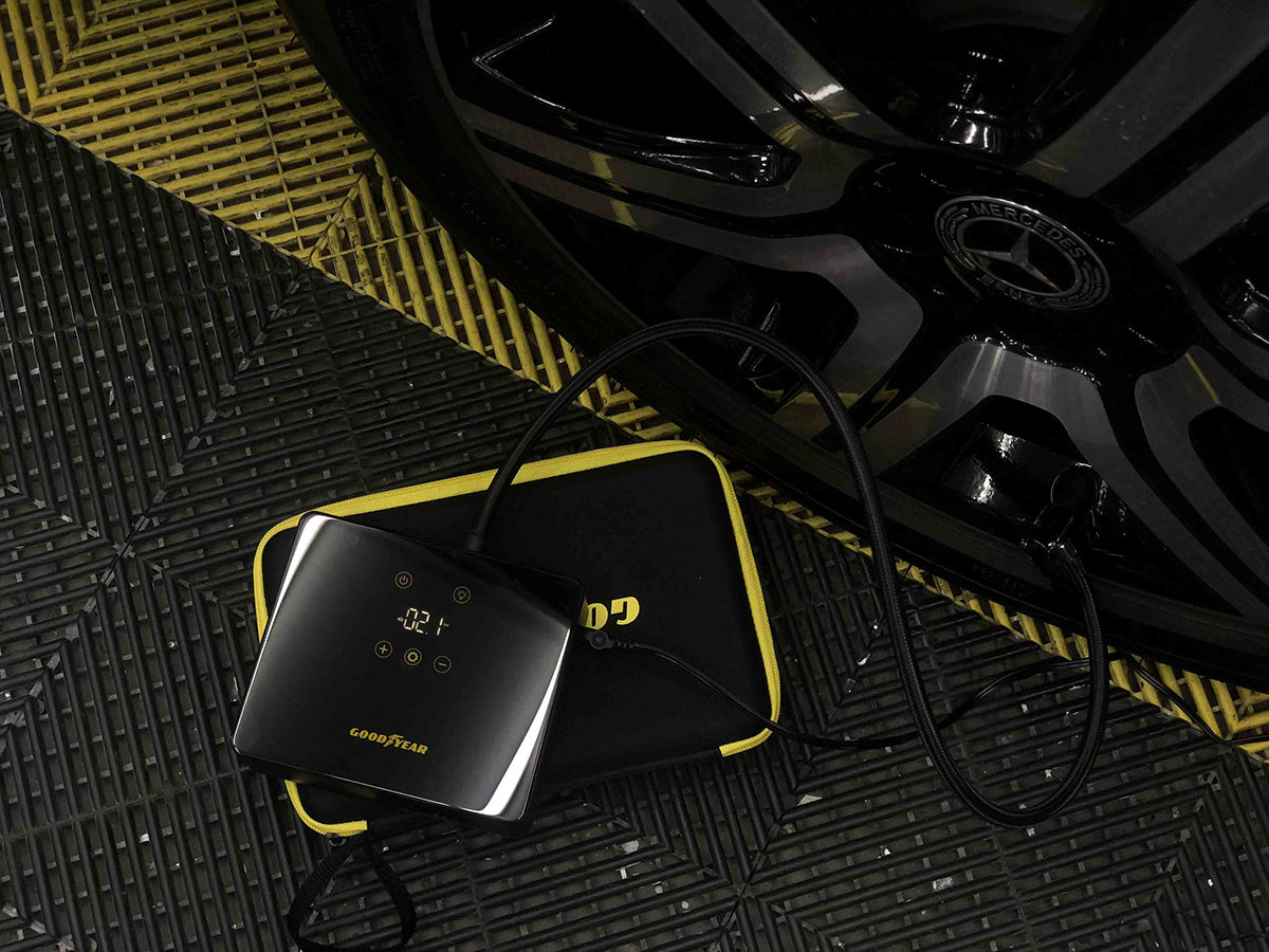 Máy bơm lốp ô tô điện tử GoodYear GY-5218 - Hàng chính hãng