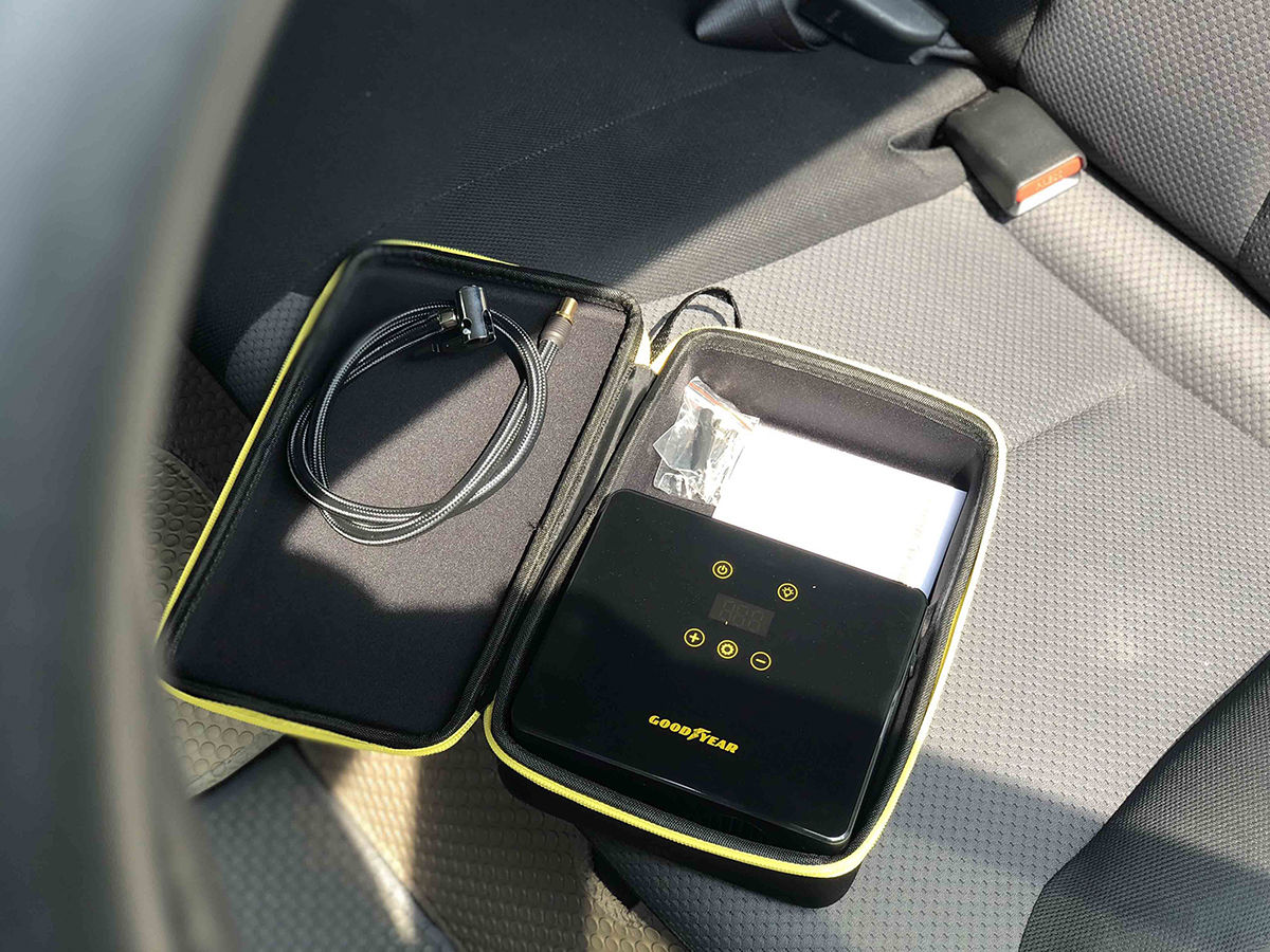 Máy bơm lốp ô tô điện tử GoodYear GY-5218 - Hàng chính hãng