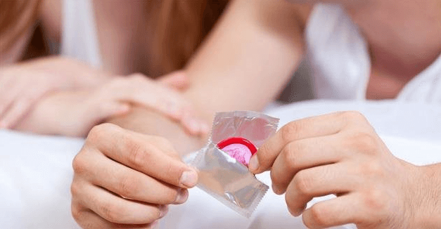 Dùng bao cao su để quan hệ an toàn và đạt cực khoái