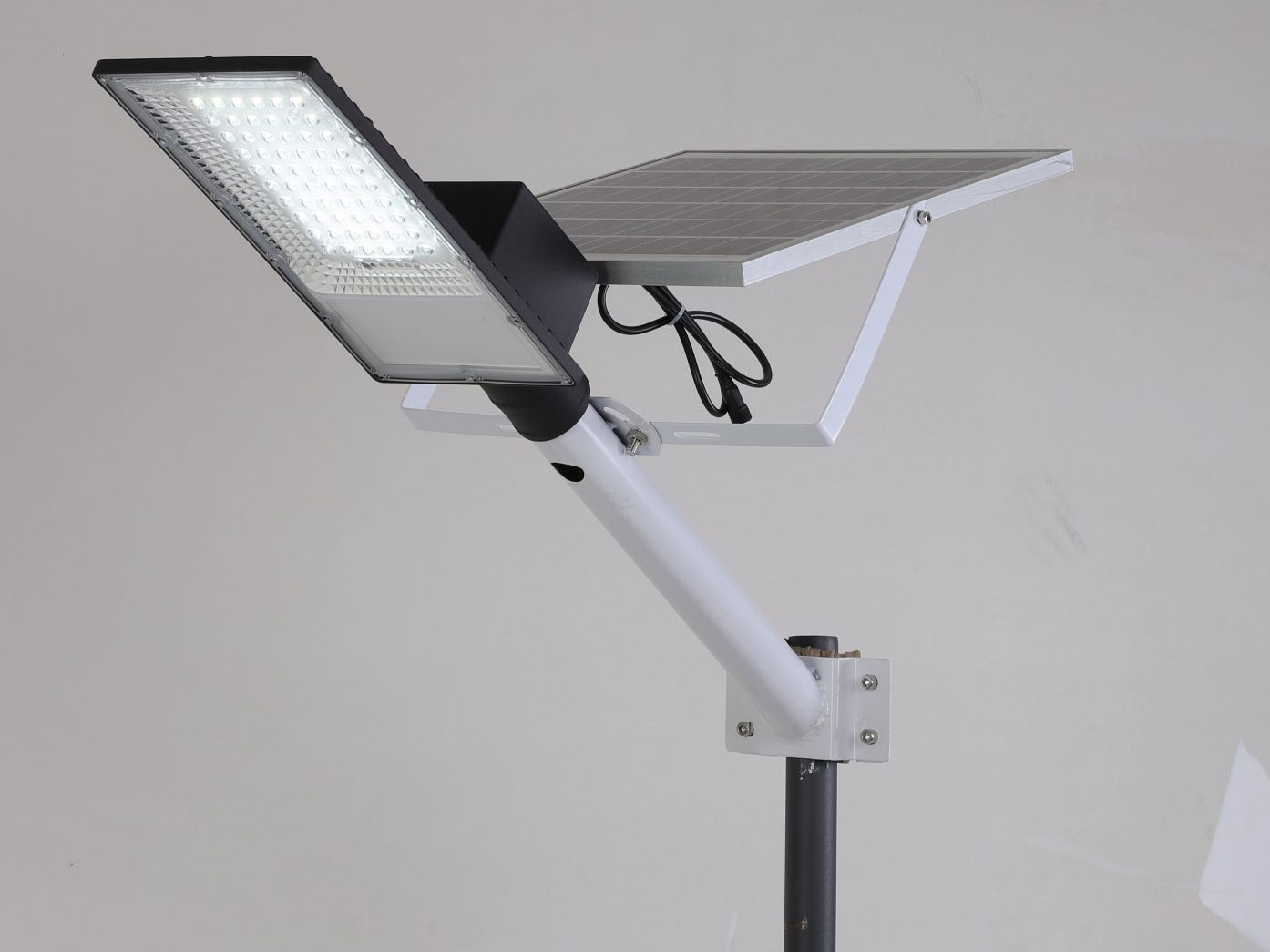 Đèn năng lượng mặt trời Solar CET-114B-60W (chiếu sáng 230m2, chưa gồm chân đế)