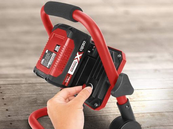 Thân đèn led dùng pin 18V Ozito PXWLS-2000 (chưa pin, sạc)