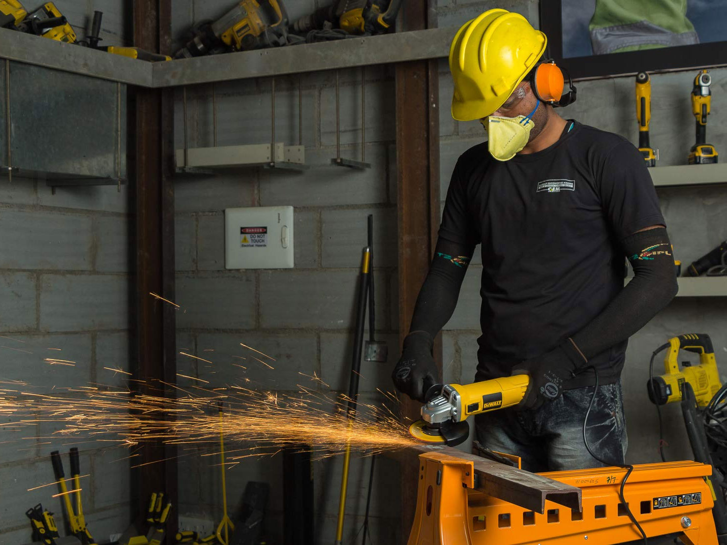 Máy mài góc 125mm Dewalt DWE4119-B1