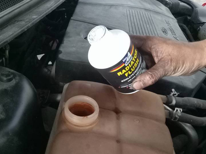 Dung dịch vệ sinh hệ thống làm mát Bluechem Radiator Flush 300ml