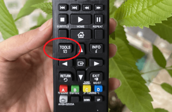 Chọn nút TOOLS trên điều khiển 