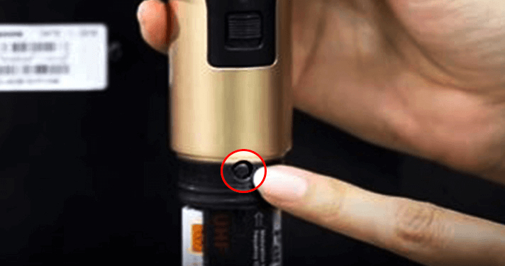 Nút reset tần số được thiết kế dưới nắp pin