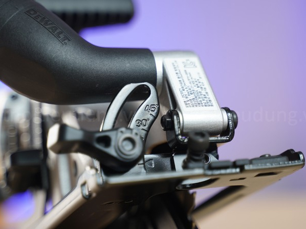 Máy cưa gỗ dùng pin Dewalt DCS571P2 (2 pin, bộ sạc)