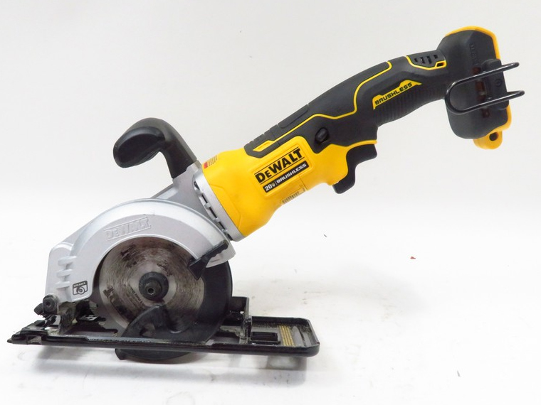 Máy cưa gỗ dùng pin Dewalt DCS571P2 (2 pin, bộ sạc)