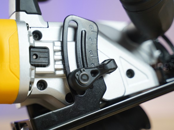 Máy cưa gỗ dùng pin Dewalt DCS571P2 (2 pin, bộ sạc)