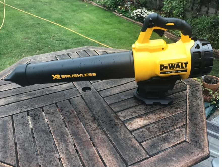 Máy thổi bụi, lá dùng pin 18V DeWALT DCM562P1
