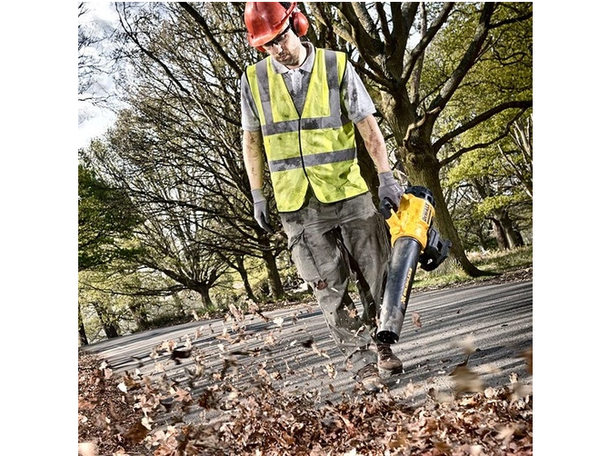 Máy thổi bụi, lá dùng pin 18V DeWALT DCM562M2