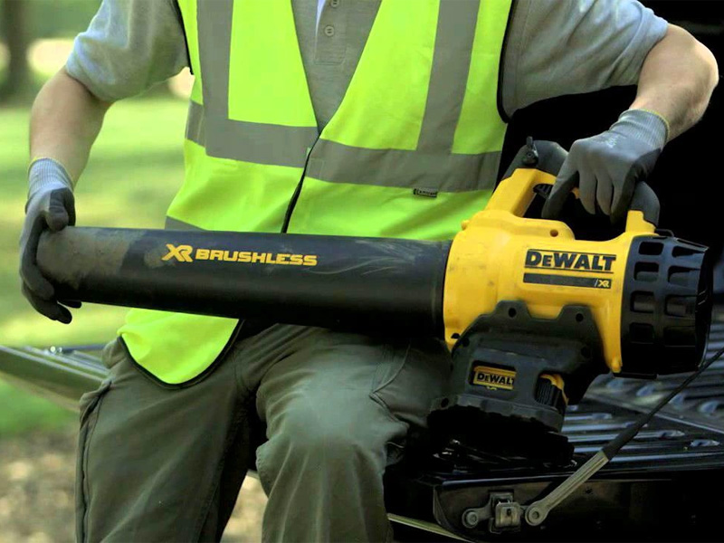 Máy thổi bụi, lá dùng pin 18V DeWalt DCM562P2