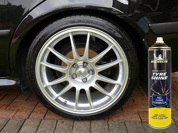 Chai xịt vệ sinh và bảo dưỡng làm bóng lốp ô tô Michelin W31432