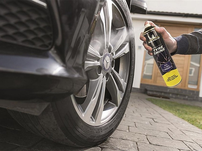 Chai xịt vệ sinh và bảo dưỡng làm bóng lốp ô tô Michelin W31432