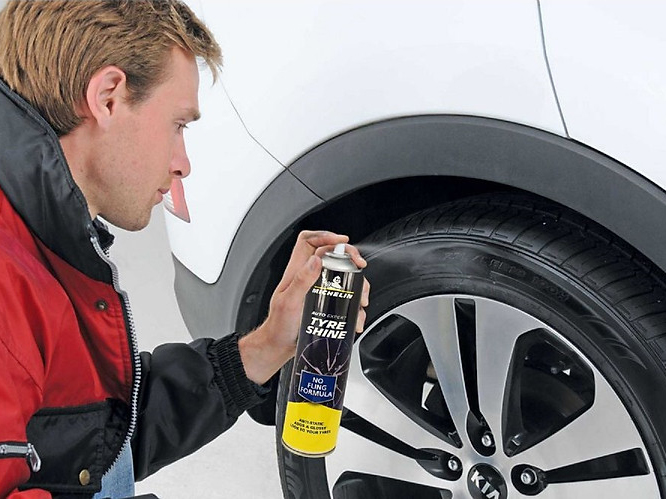 Chai xịt vệ sinh và bảo dưỡng làm bóng lốp ô tô Michelin W31432