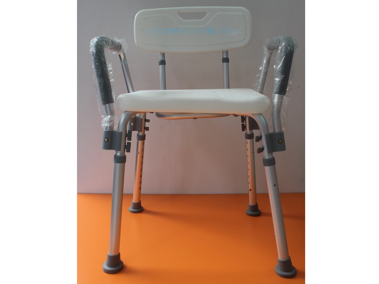 Ghế tắm cho bệnh nhân Suncare SC-6055B-KD có tay cầm