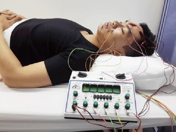 Máy điện châm đa năng 6 kênh có dò huyệt KWD-808I