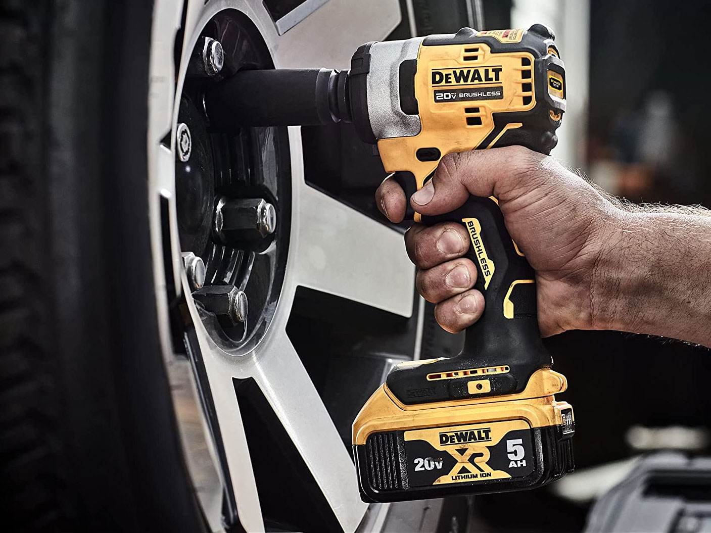 Máy siết bu lông dùng pin 20V Dewalt DCF911P2