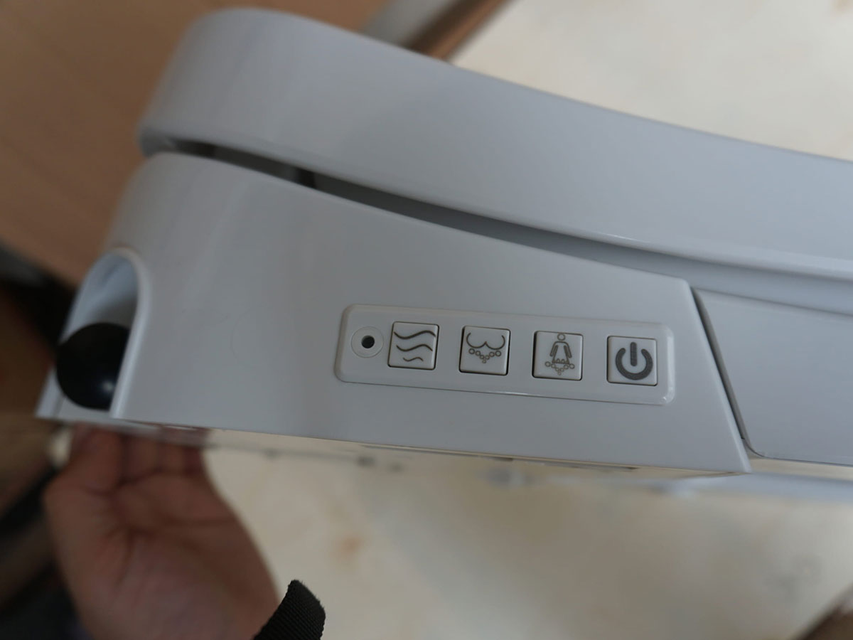 Nắp rửa thông minh chữ U điều khiển từ xa Nikko P68252