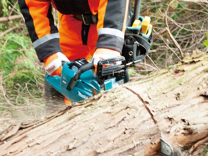 Máy cưa xích dùng pin Makita UC016GZ (Chưa pin và sạc)