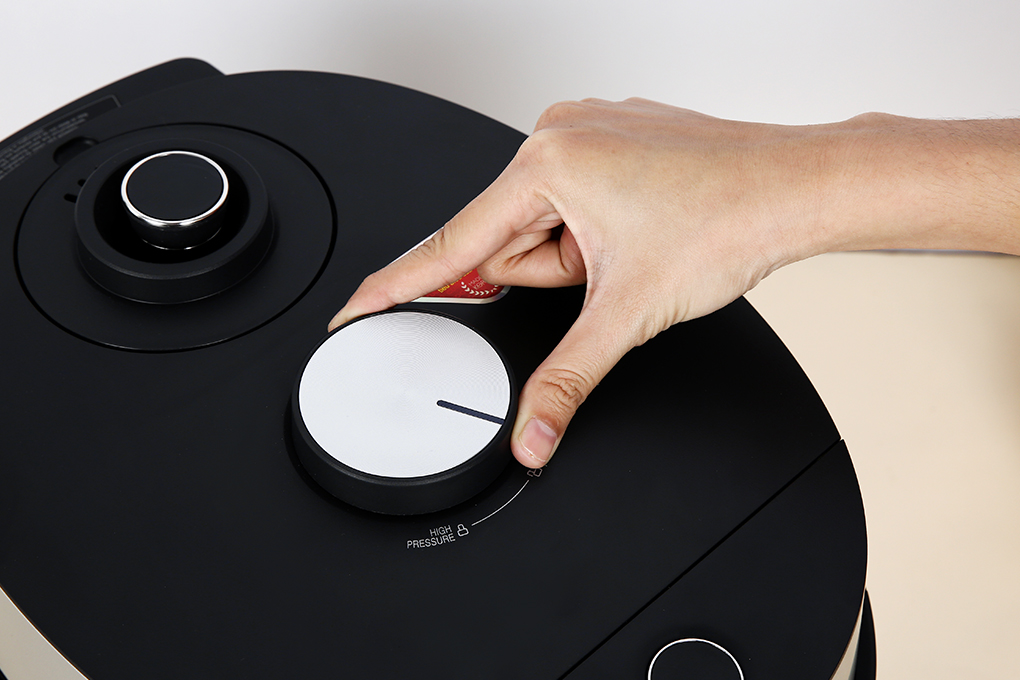 Nồi cơm điện tử cao tần Cuckoo CRP-LHTR0609F/BKSIVNCV