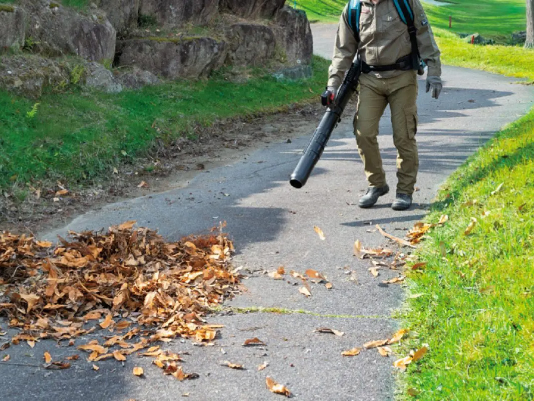 Thân máy thổi đeo vai dùng pin (18V x 2) Makita UB002CZ01 - Chưa có pin, sạc