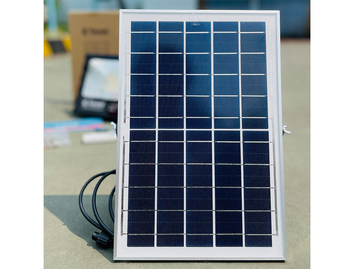 Đèn năng lượng mặt trời Kazaki KZ-FLT08-100W