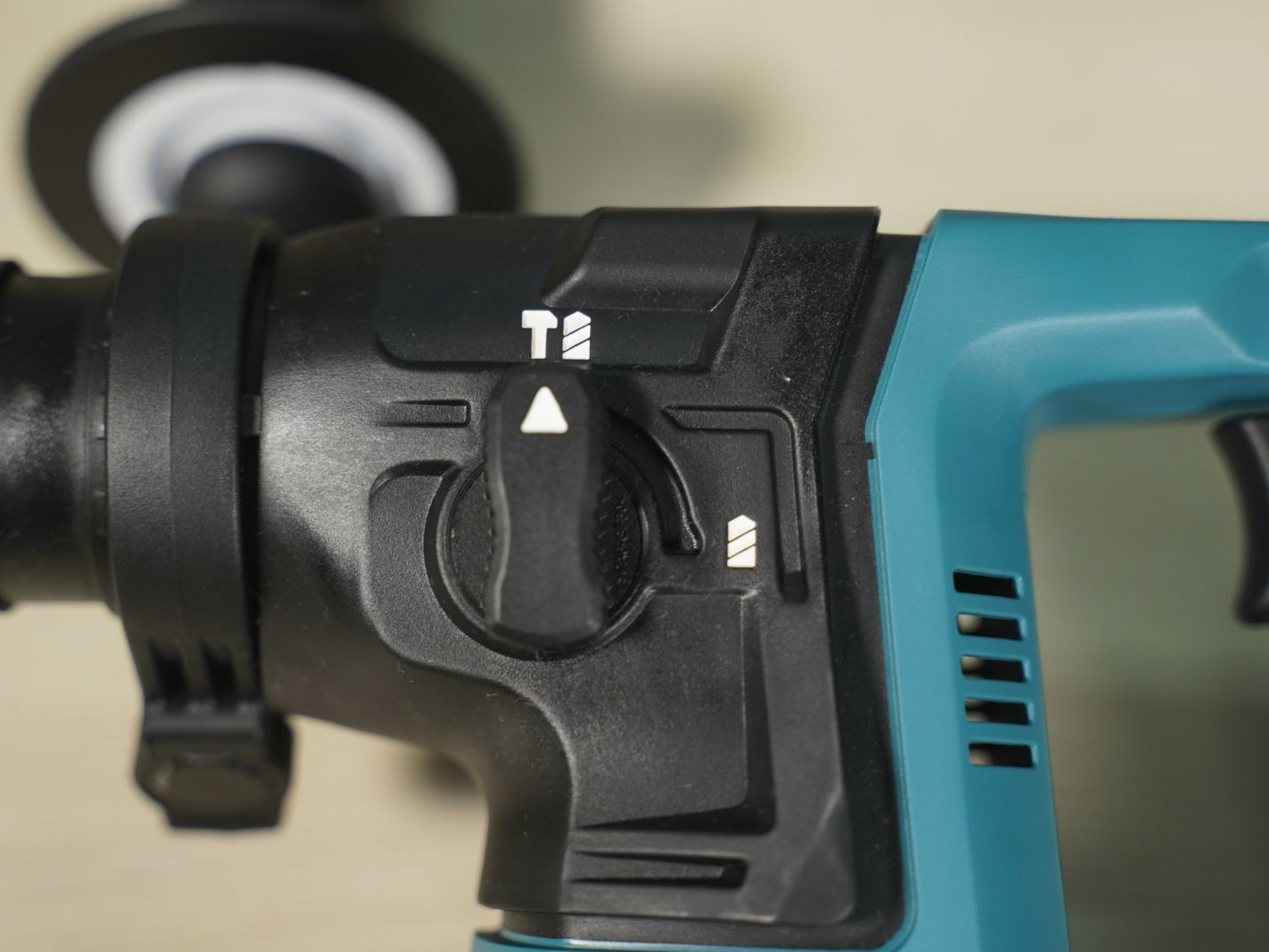 Máy khoan bê tông Makita HR140DSYE 12V (sạc 2 pin 1.5AH)