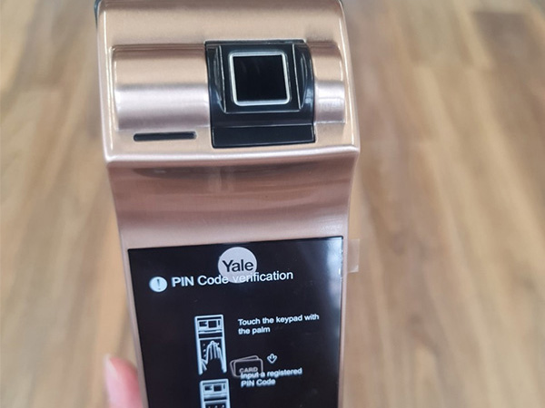 Khóa điện tử vân tay thông minh Yale YDM7116ARB