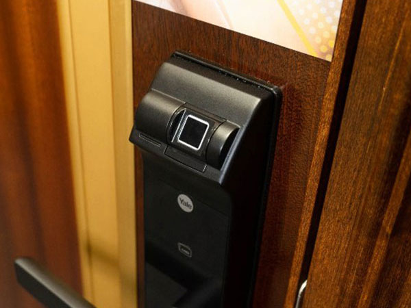 Khóa điện tử vân tay thông minh Yale YDM7116AMB