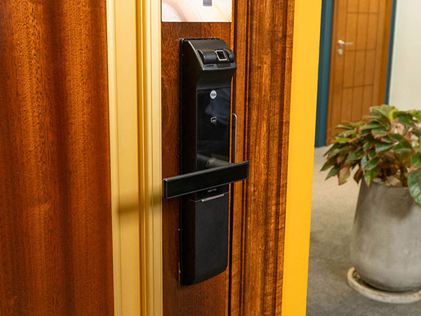 Khóa điện tử vân tay thông minh Yale YDM7116AMB