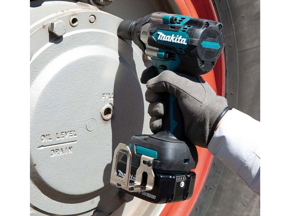 Máy siết bu lông Makita DTW700RTJ (sạc 2 pin 5Ah)