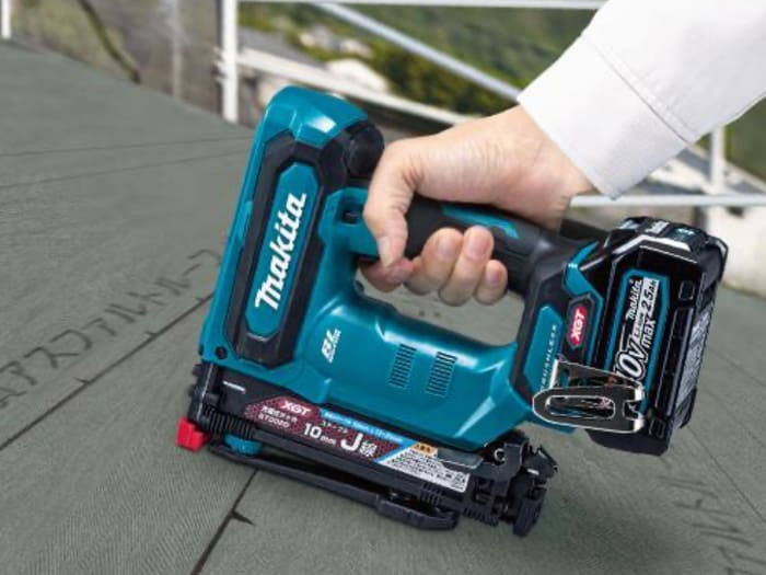 Súng bắn đinh dùng pin 40V Makita ST001GZ (chưa pin và sạc)