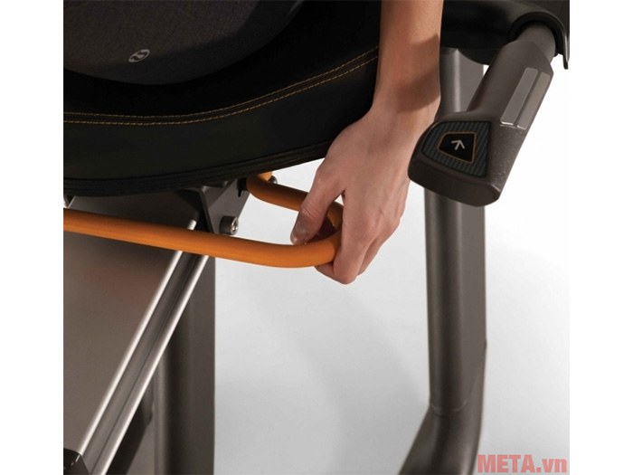 Xe đạp thể dục tựa lưng trong nhà Matrix R30 XIR