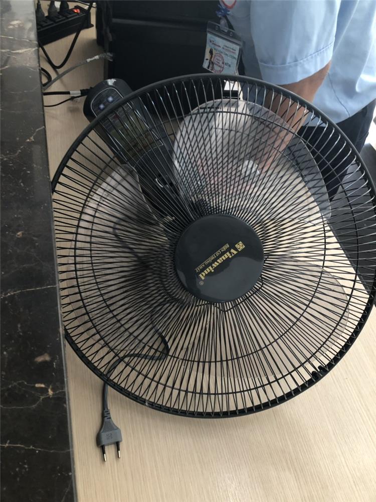 ✓