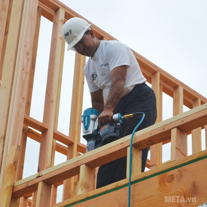 Máy bắn đinh Makita AN902