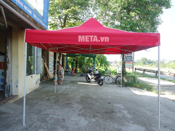 Nhà bạt di động 2m x 2m được nhiều người chọn mua để bán hàng trên vỉa hè. Nhà bạt di động 2m x 2m được nhiều người chọn mua để bán hàng trên vỉa hè.