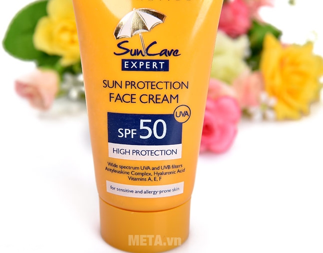 Kem chống nắng Eveline với chỉ số chống nắng SPF50.